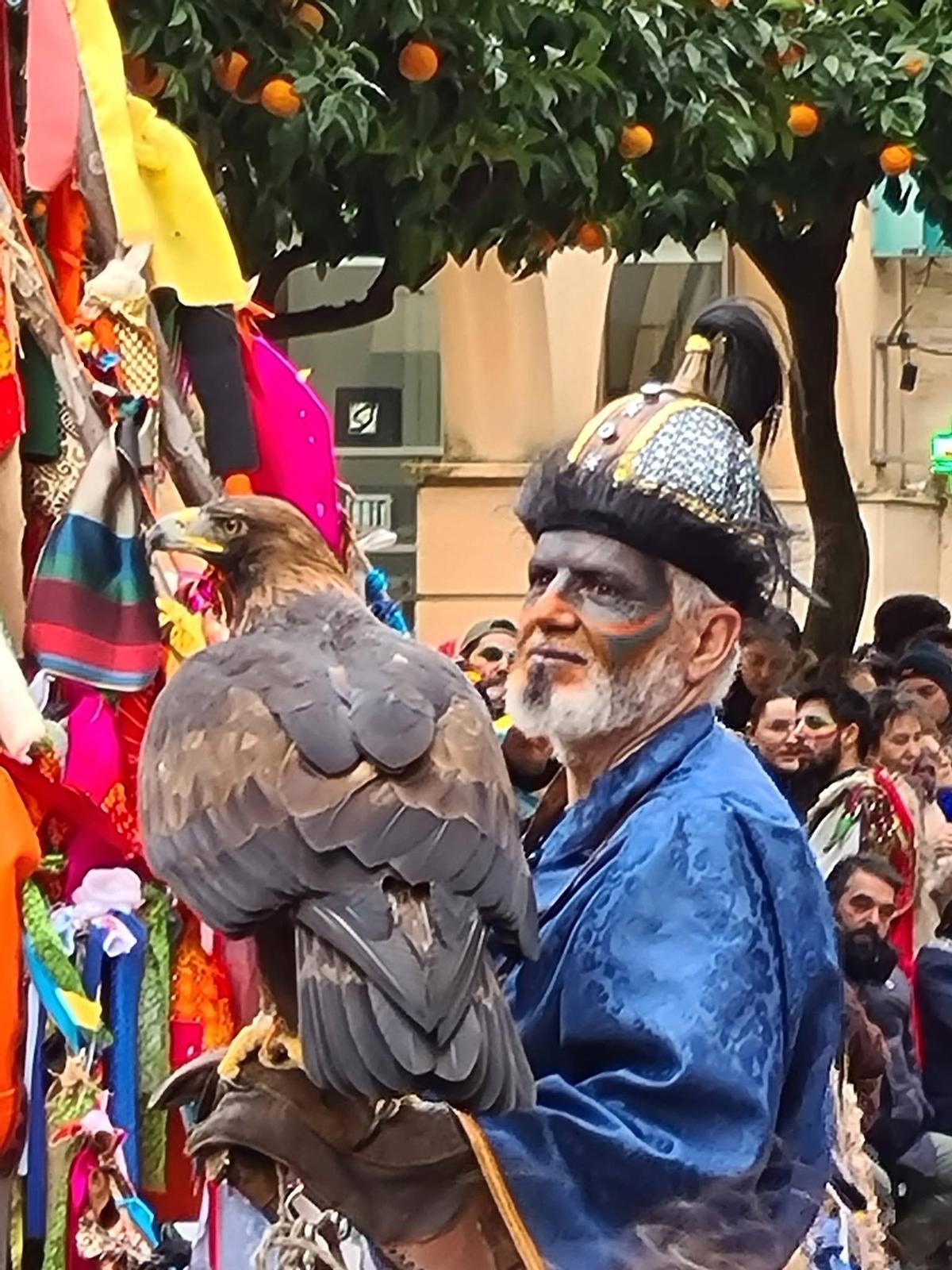 El águila real con su dueño cetrero.