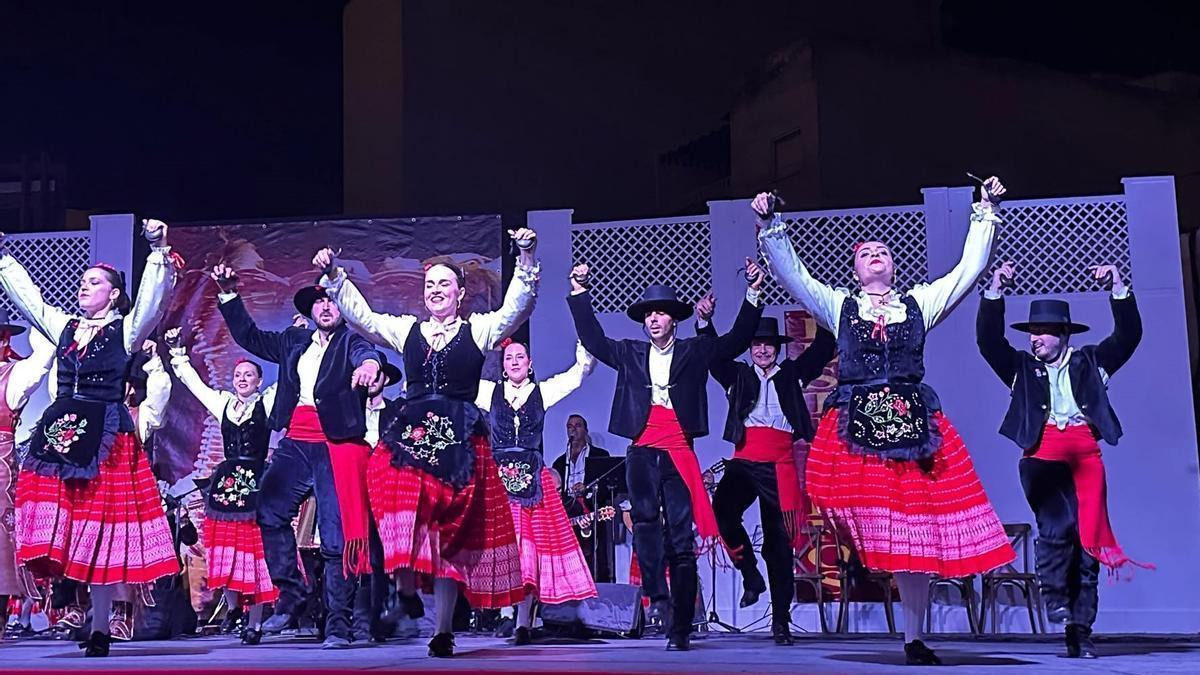 Una de las actuaciones recientes del grupo folclórico Tierra de Barros durante el Festibarros 2026.