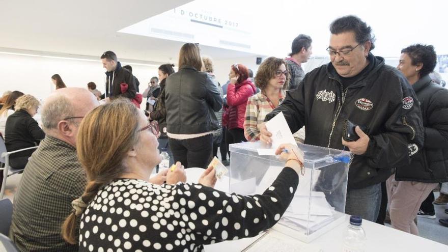 Gent votant al procés participatiu de diumenge a Santpedor