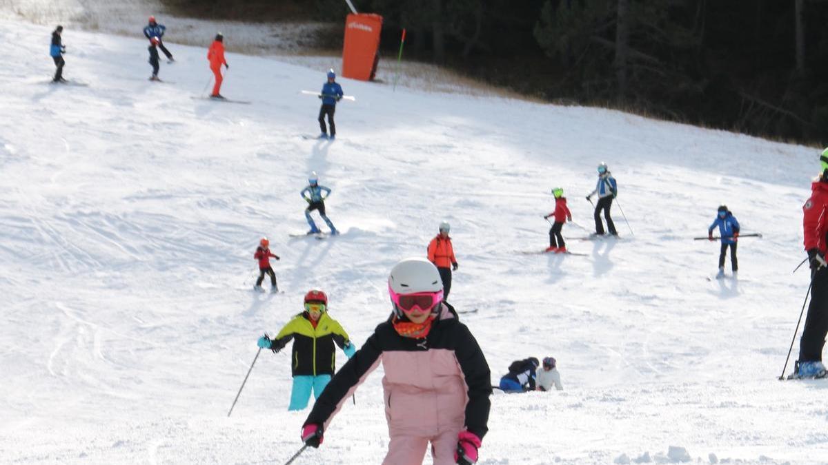 Esquiadors aquesta campanya de Nadal en una pista oberta de La Molina