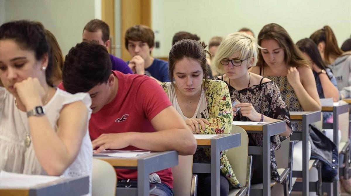 Varios estudiantes de bachillerato realizan uno de los exámenes de la prueba de selectividad el pasado junio.