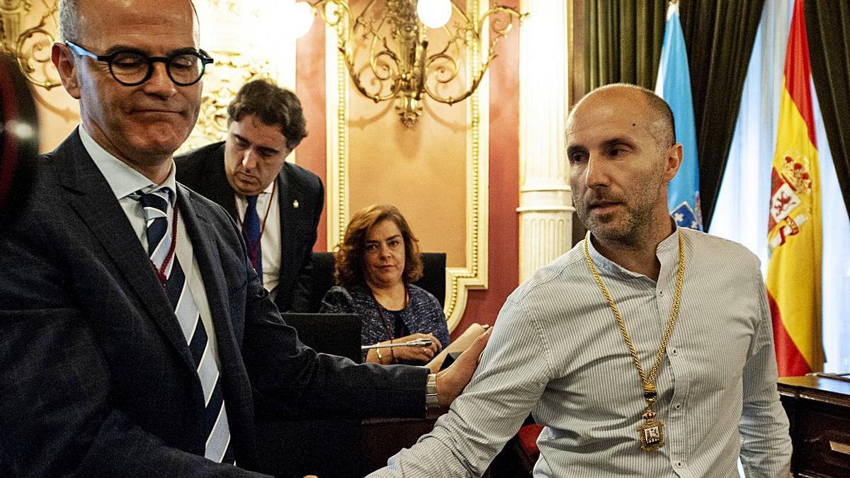 Jesús Vázquez (PP) da la mano al regidor ourensano Pérez Jácome en la sesión de investudura.   | // B. L.