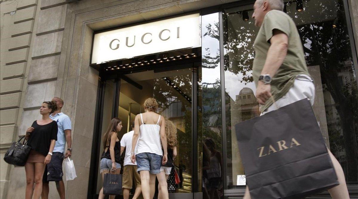 zentauroepp16646051 barcelona 05 08 2011 turistas atraidos por las tiendas de gu181130084439 zentauroepp16646051 barcelona 05 08 2011 turistas atraidos por las tiendas de gu181130084439