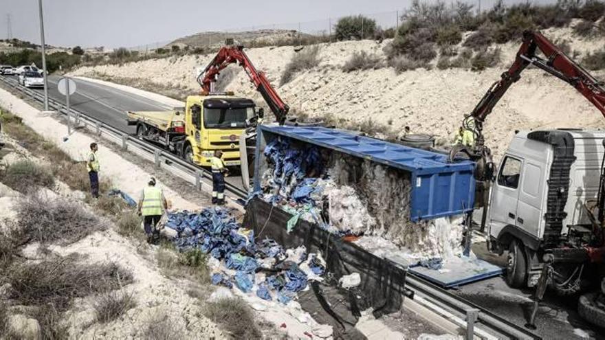 Vuelco de un camión en la carretera de Aspe a Alicante