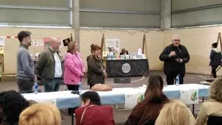 La Feria del Libro de Navelgas reconoce la labor de los defensores del Camino Primitivo en una cita que rindió tributo al tinetense Xuan Bello