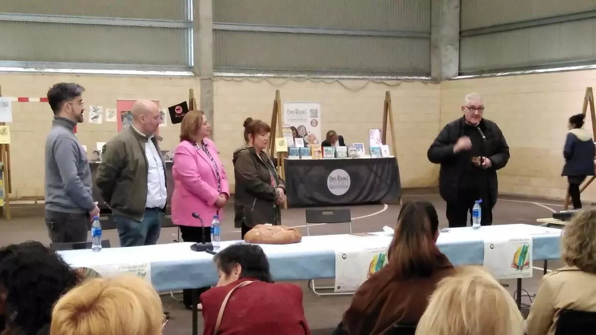 La Feria del Libro de Navelgas reconoce la labor de los defensores del Camino Primitivo en una cita que rindió tributo al tinetense Xuan Bello