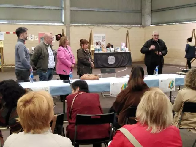 En imágenes: La Feria del Libro llena Navelgas en su sexta edición