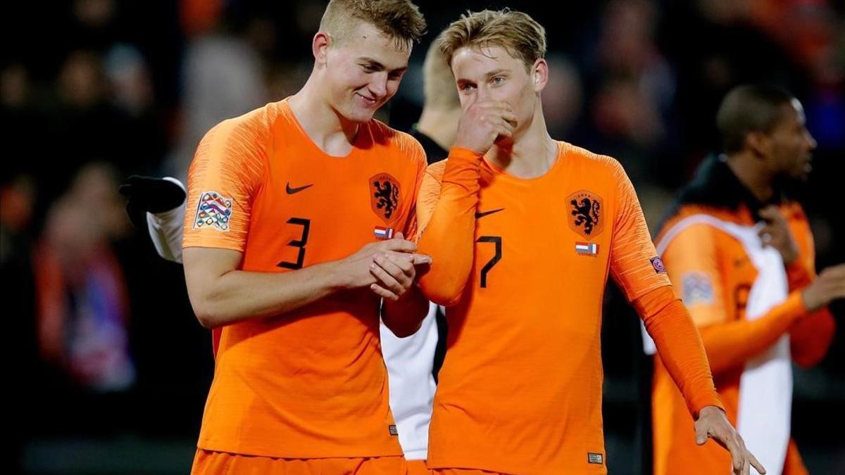 Matthijs de Ligt y Frenkie de Jong, tras la victoria de Holanda sobre Francia en la Liga de las Naciones.