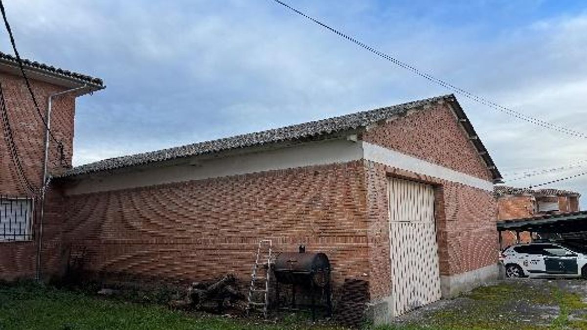 Garaje del cuartel de Trujillo en el que se tendrá que retirar el amianto del tejado.