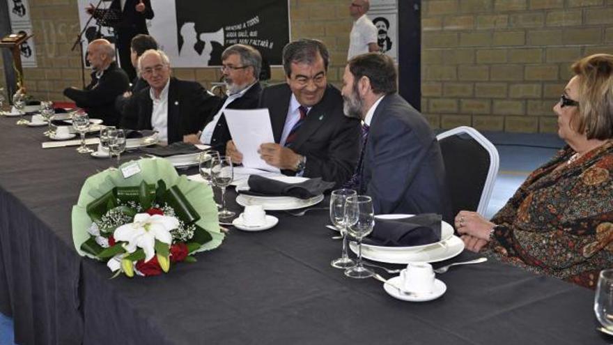 Pepe el Ferreiro, charlando con Cascos durante el homenaje.