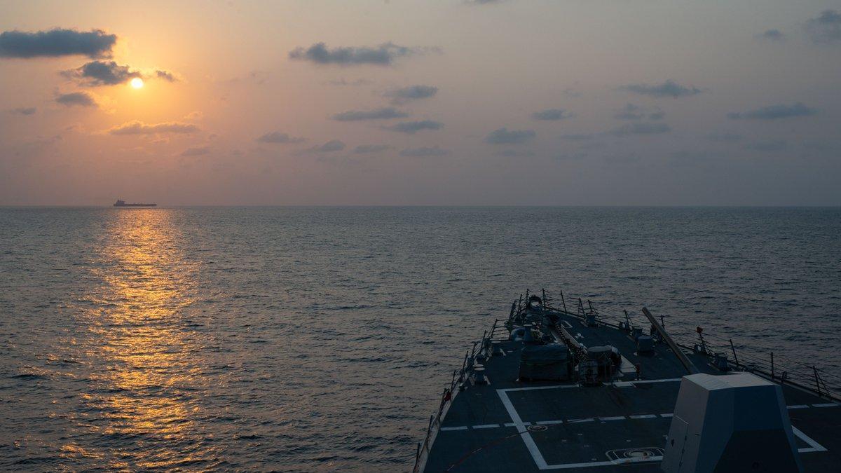 El destructor de misiles guiados ‘USS Pinckney’ observa un buque  mercante mientras patrulla en el estrecho de Ormuz, el pasado 5 de mayo.