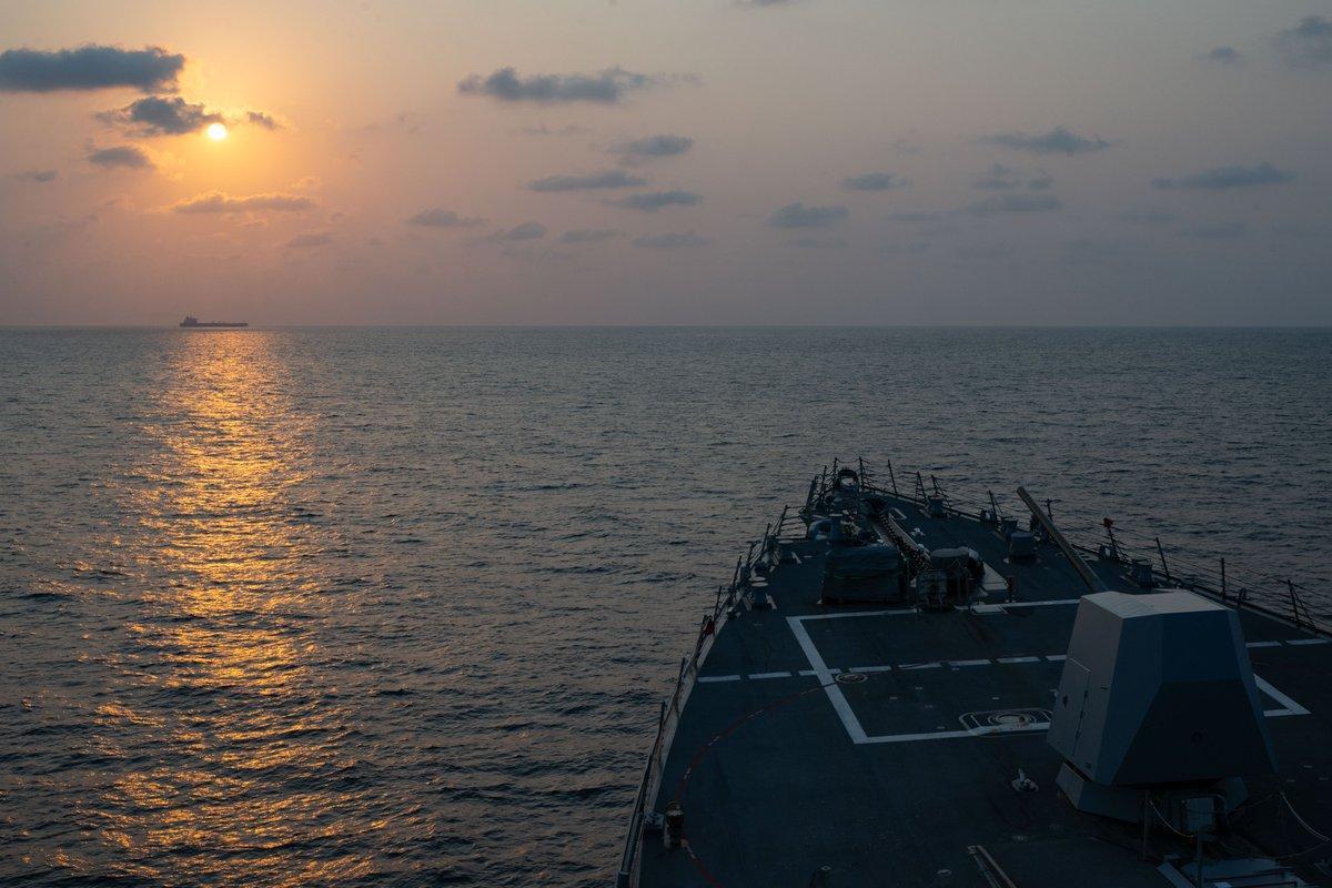 El destructor de misiles guiados ‘USS Pinckney’ observa un buque  mercante mientras patrulla en el estrecho de Ormuz, el pasado 5 de mayo.