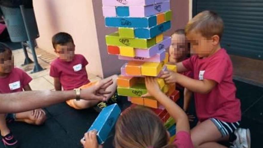 Un grupo de niños juega en Ibi.