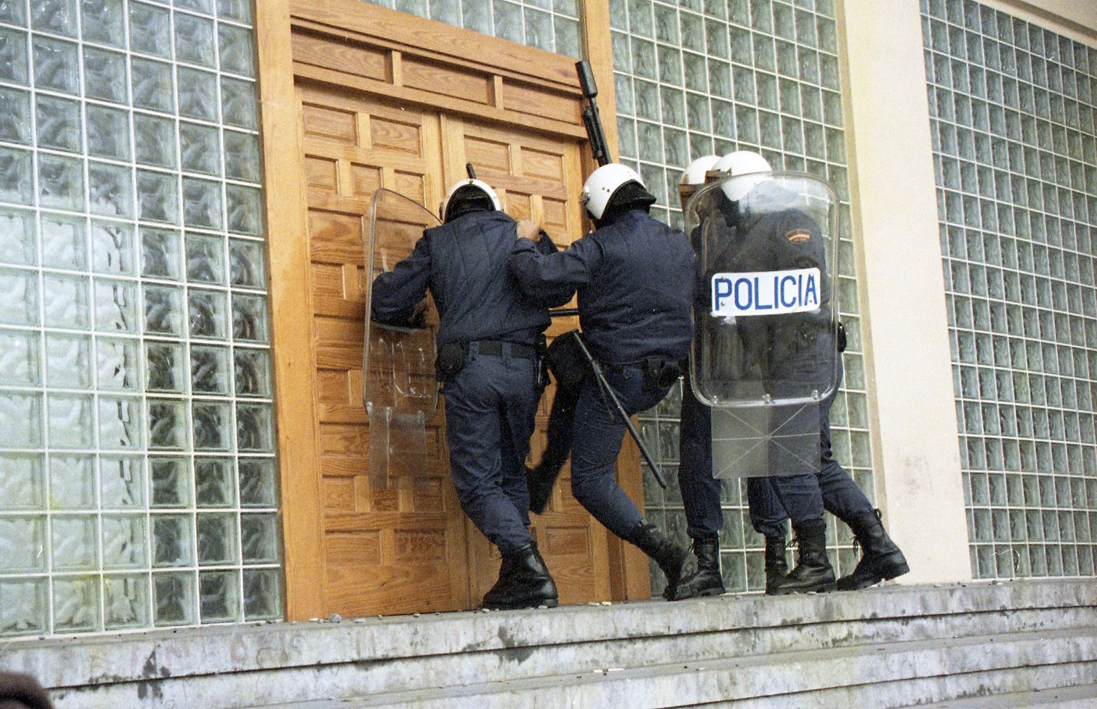 21. Antidisturbios en la Casa Sindical. Gijón 1995.jpg