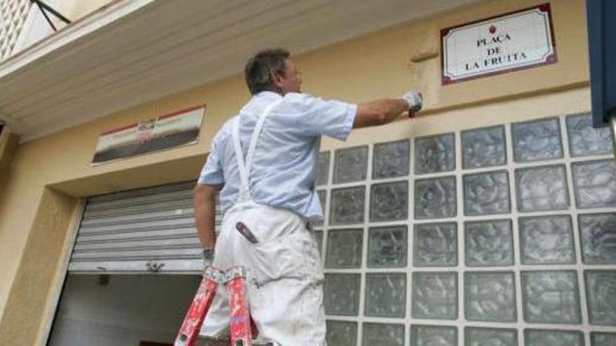 Arreglos y mano de pintura en la fachada del Mercado Central