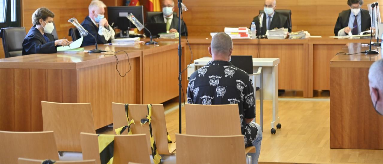 Imagen del condenado, sentado en el banquillo de los acusados de la Audiencia.
