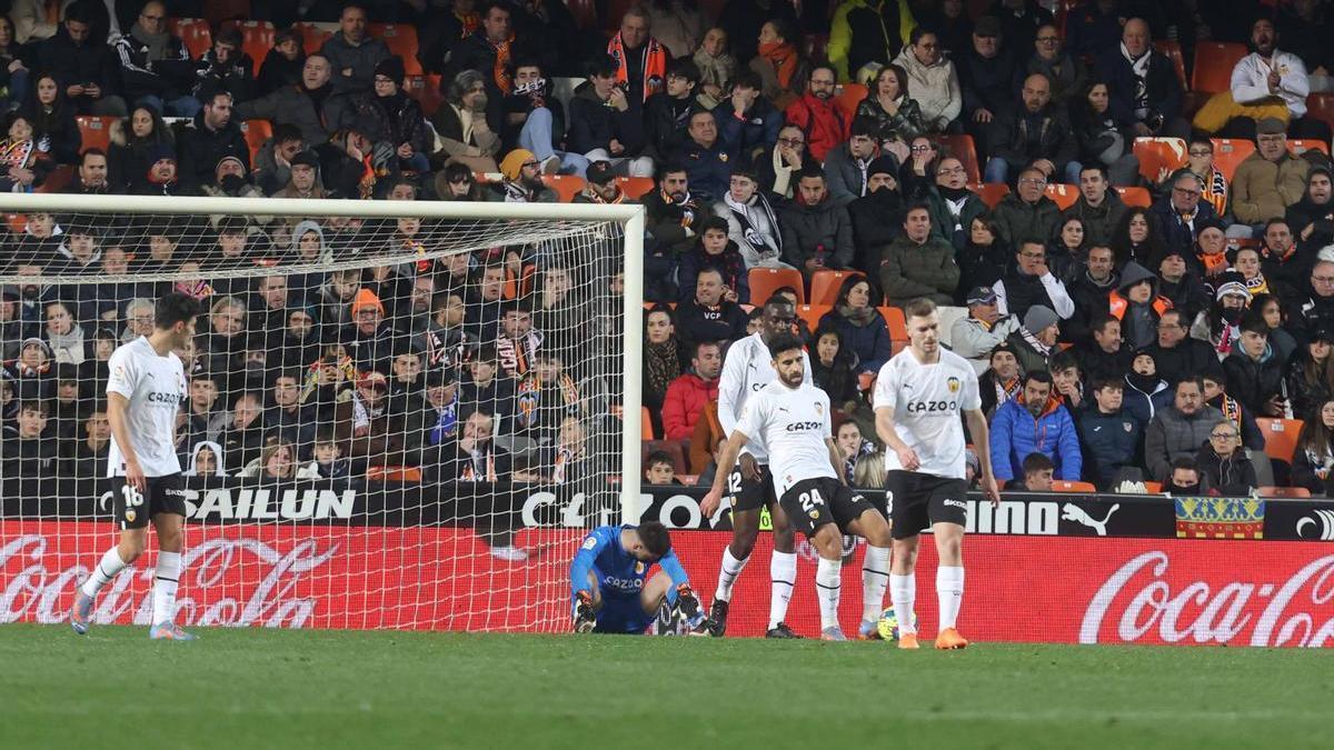 Los jugadores del Valencia CF se lamentan tras el segundo gol de l Athletic en Mestalla