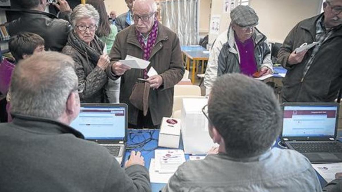 Participación 8 Mesa electoral de las primarias del PSC en el Centre Cívic Guinardó, ayer.