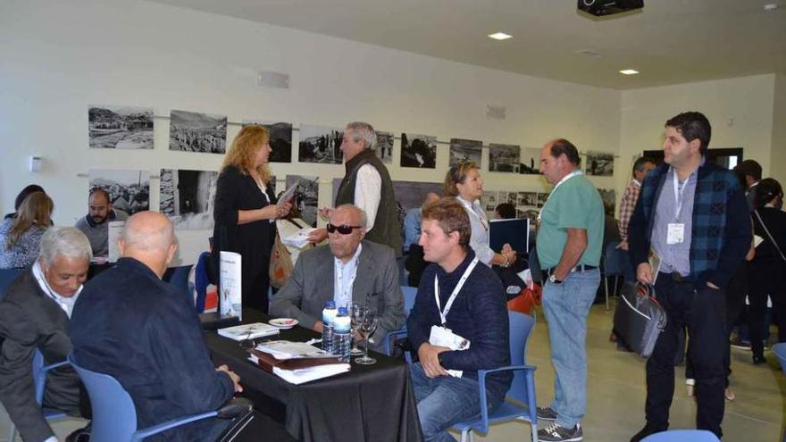 Asistentes al Mercado de Contratación de Servicios de Turismo Rural organizado ayer en la Casa del Parque del Lago de Sanabria de Rabanillo.