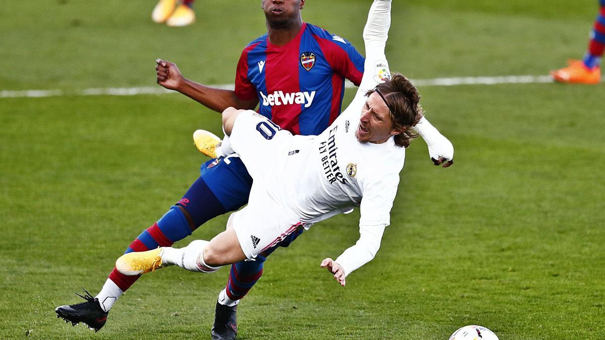 Modric cae en una acción con Malsa, jugador del Levante. |  // EFE