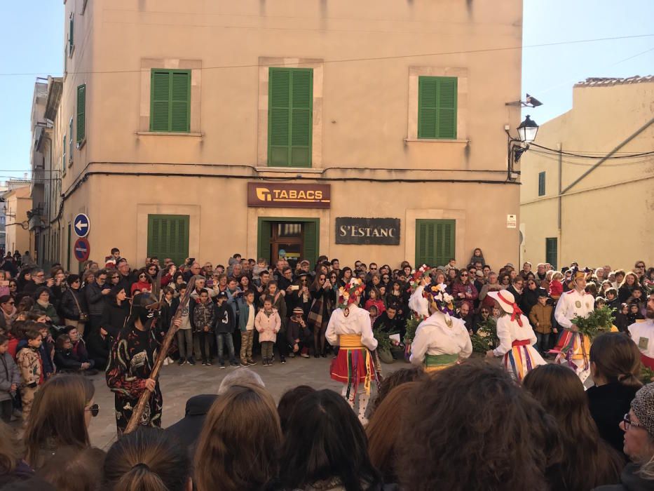 Los 'Cossiers' de Algaida bailan en honor de Sant Honorat