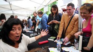 Almudena Grandes durante una firma de libros para sus lectores