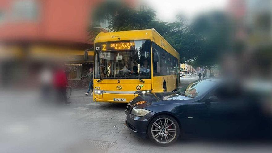 Tres pasajeras de una guagua resultan heridas en una colisión en Alcaravaneras