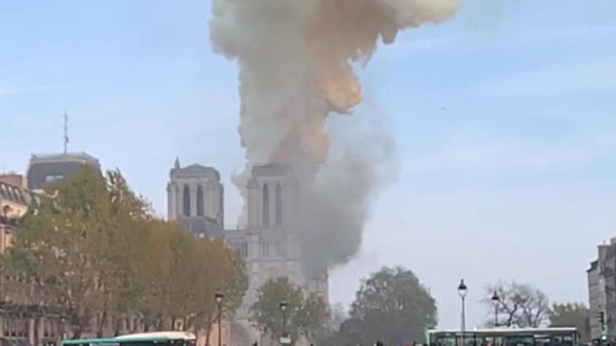 Un impresionante incendio en la catedral de Notre Dame provoca una cortina de humo visible en todo París