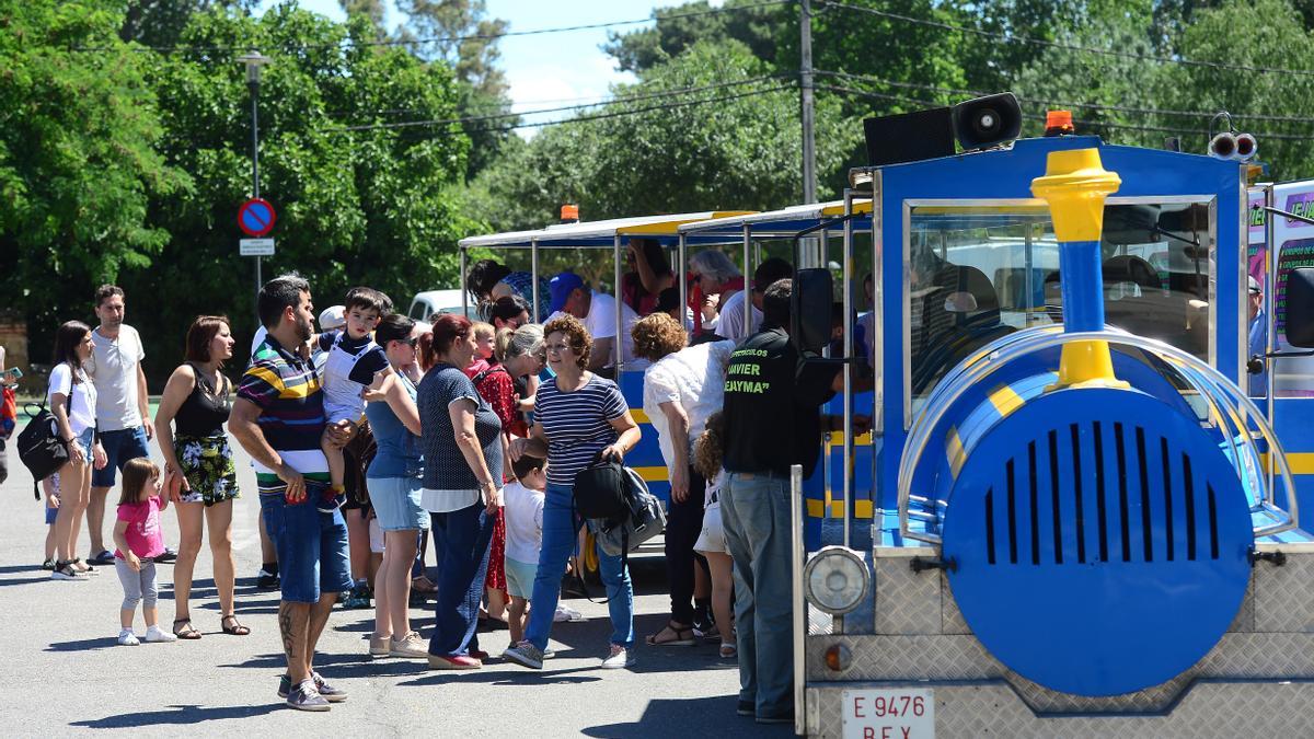 Tren turístico, lleno, en la feria de Plasencia.