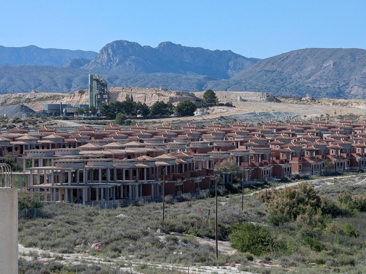 Estado de las viviendas que se levantaron en Fortuna Hill en la urbanización Las Lamparillas
