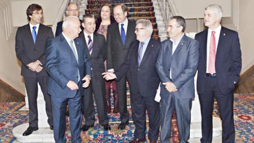 Aspecto desangelado que ofrecía ayer el salón del Senado durante al acto institucional de homenaje al centenario de los cabildos.  | acfi press