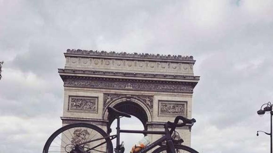 María Valverde con su bicicleta en París. // FDV