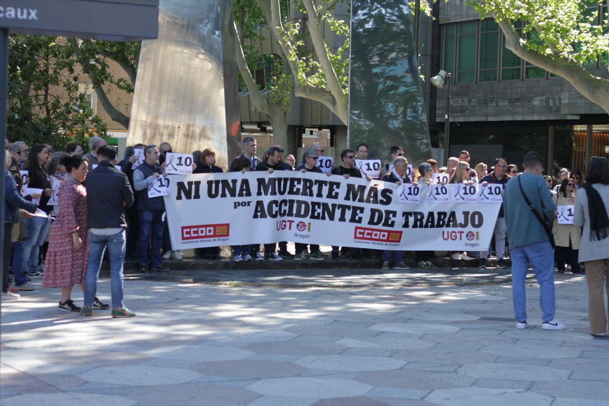 CCOO y UGT Aragón se concentran por la décima víctima mortal en accidente laboral y exigen más control y prevención