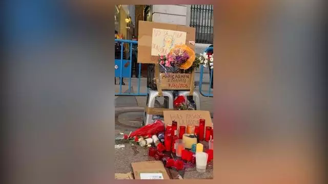 Los acampados en Sol montan un altar en honor a Maricarmen