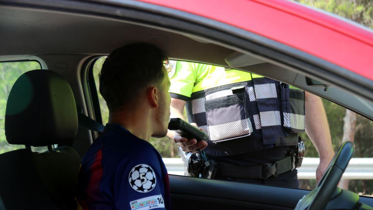 Un conductor pasa un control de alcoholemia en una carretera de Catalunya.