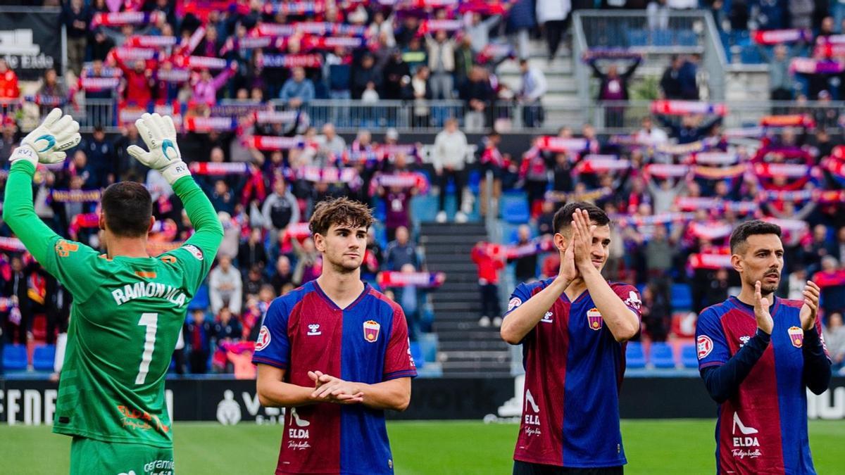 Ramón Vila, Serradell, Gaixas y Manu Molina, ante la afición en el último partido jugado en casa.