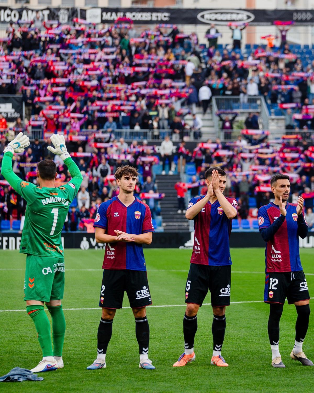 Ramón Vila, Serradell, Gaixas y Manu Molina, ante la afición en el último partido jugado en casa.