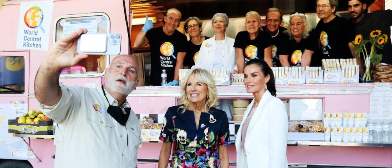 José Andrés se hace un «selfie» con Jill Biden, la Reina Letizia y un grupo de cocineros de su organización World Central Kitchen. | Casa del Rey | REUTERS / EFE