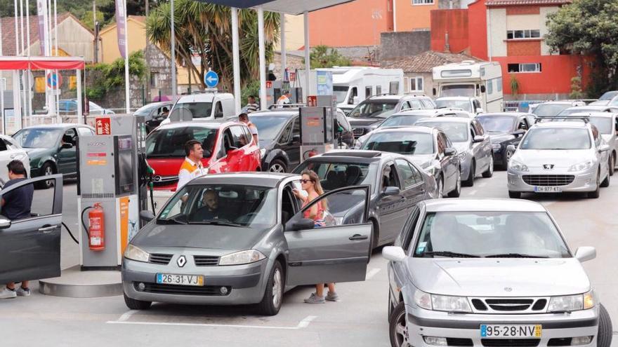 Una gasolinera del sur de la comunidad gallega colapsada ayer por vehículos lusos.