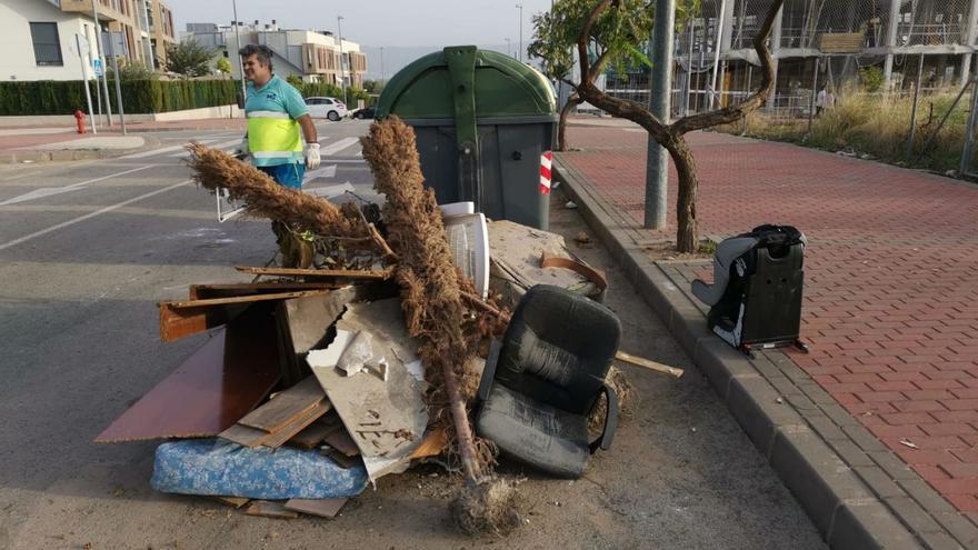 ‘Rastreo’ en las pedanías murcianas para retirar 300 toneladas de muebles y enseres