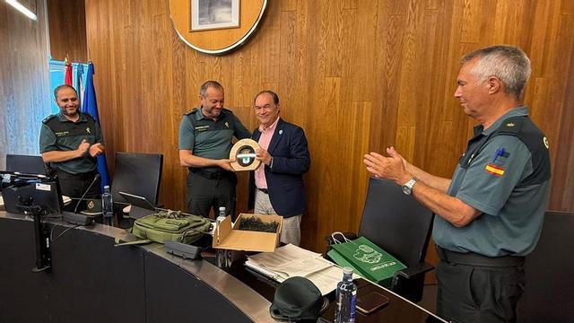 Crespo entrega a Touceda un presente institucional.  |