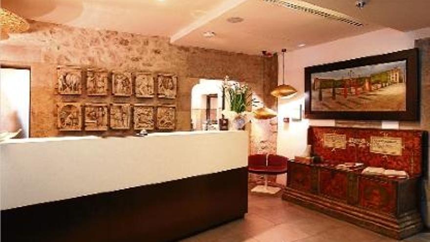 La recepció de l&#039;hotel, seu de la fundació, amb relleus de marbre i un quadre de Quim Hereu.