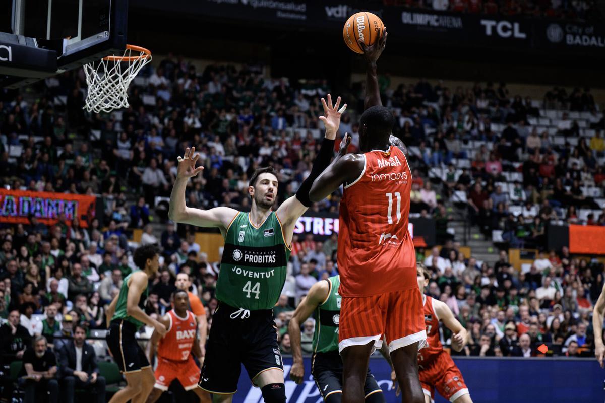 Massa tira a canasta en presencia de Tomic.