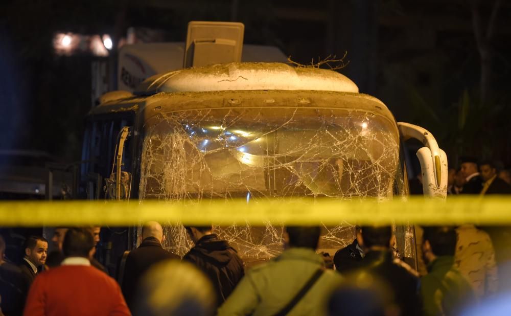 Las fotos del bus tras la explosión en El Cairo.