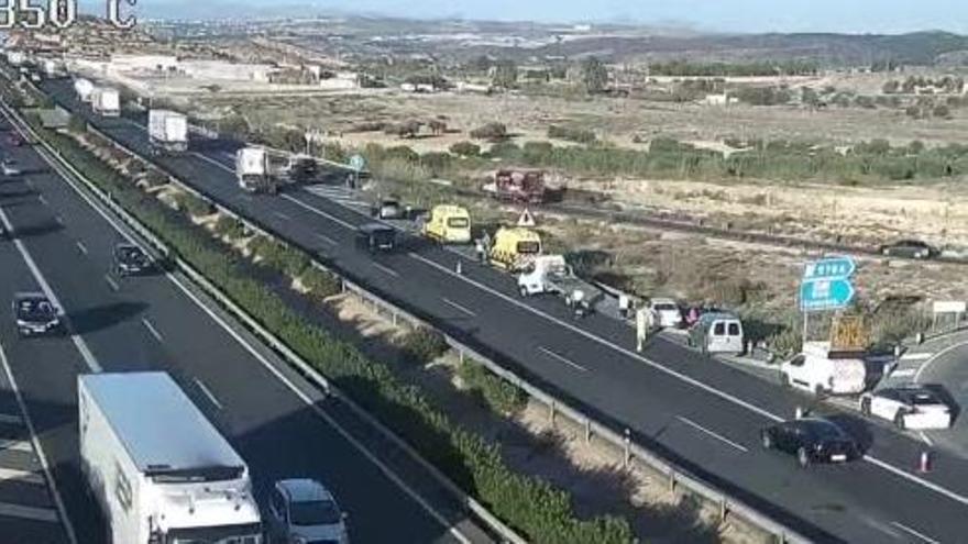 El choque de seis coches provoca largos atascos en Alcantarilla