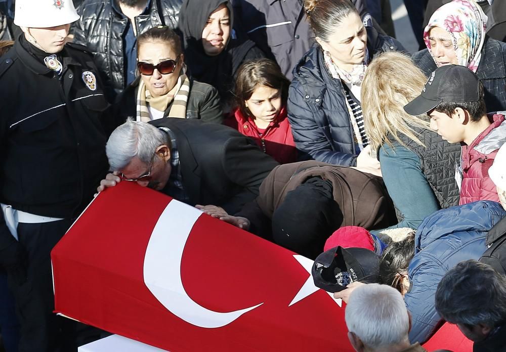 Funeral por las víctimas del atentado en Estambul