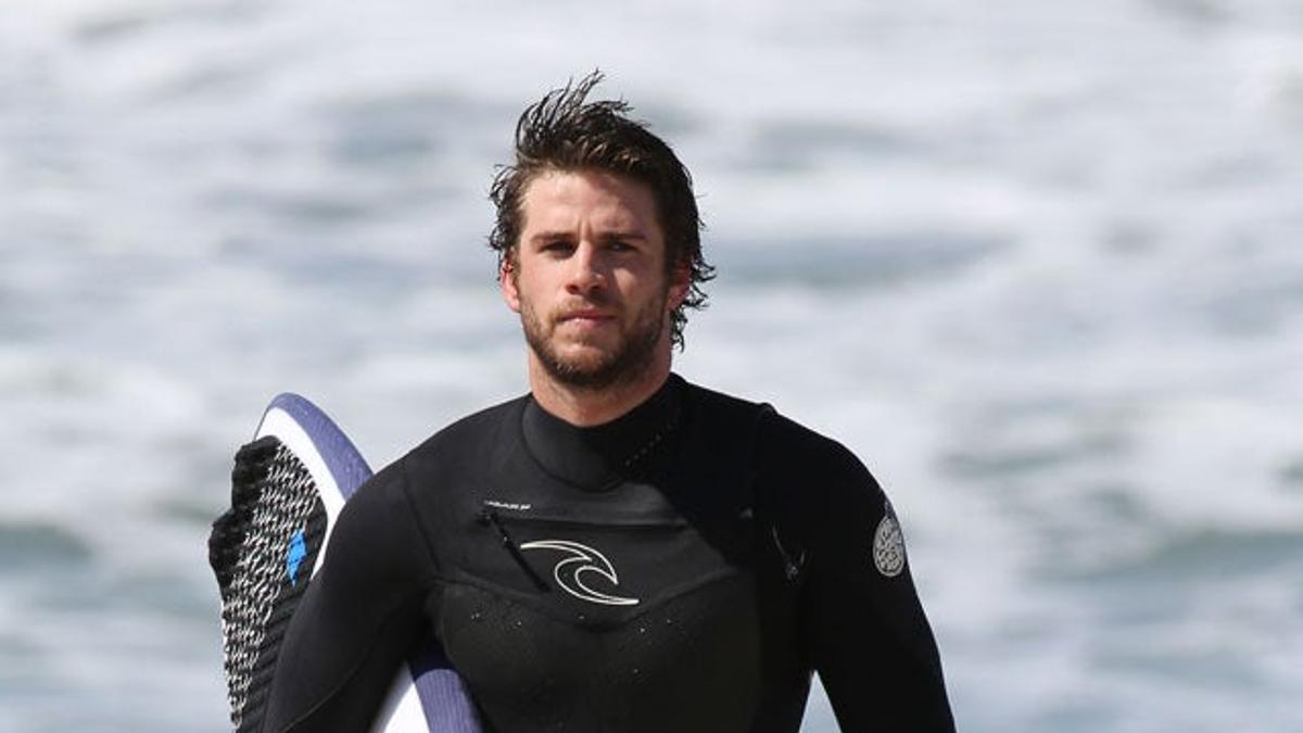 Liam Hemsworth, surfista en Malibú