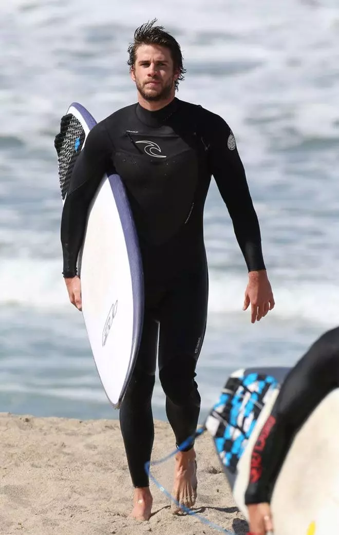 Liam Hemsworth, surfista en Malibú