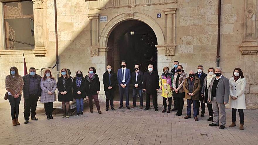 Los concejales y los condecorades, ayer durante el acto. | LEVANTE-EMV