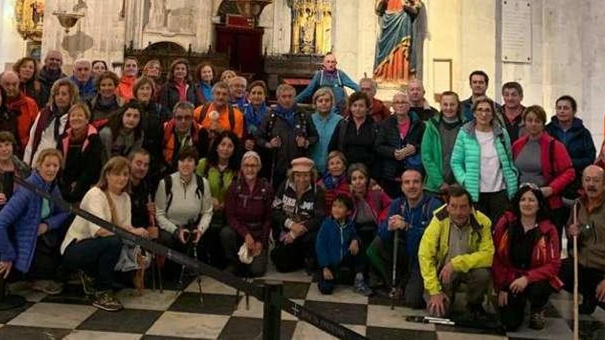 Los participantes en la peregrinación al acabar la etapa, en la Catedral de San Salvador, en Oviedo.